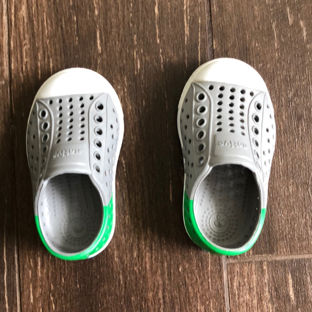 Native Toddler Size 4. GREAT CONDITION!